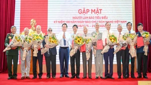 Đồng chí Nguyễn Trọng Nghĩa, Ủy viên Bộ Chính trị, Bí thư Trung ương Đảng, Trưởng ban Tuyên giáo và Dân vận Trung ương trao quà tri ân cho các nhà báo tiêu biểu.