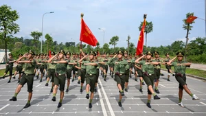 Khối nam sĩ quan Kỹ thuật nghiệp vụ và phòng chống tội phạm sử dụng công nghệ cao luyện tập trong thời tiết nắng nóng.