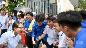 Thí sinh sau buổi thi môn Toán, hoàn thành đợt thi vào lớp 10 (Ảnh: THẾ ĐẠI)