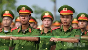 Dù thời tiết khắc nghiệt, các chiến sĩ vẫn kiên trì bắt đầu buổi tập luyện.