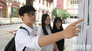 Thí sinh kiểm tra danh sách và phòng thi tại điểm thi Trường THPT Trần Phú-Hoàn Kiếm.