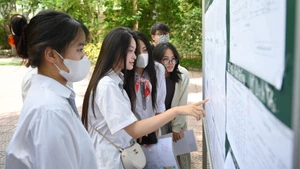 Thí sinh xem danh sách và phòng thi tại điểm thi.