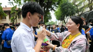 Thí sinh vui vẻ cùng gia đình khi kết thúc môn thi Ngữ văn buổi sáng.