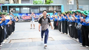 Thí sinh vững bước tiến vào điểm thi Trường trung học phổ thông Trần Phú, quận Hoàn Kiếm, Hà Nội.