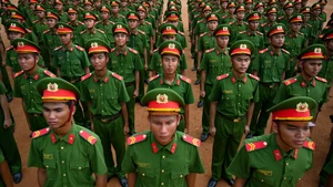 Hơn 800 chiến sĩ Công an nhân dân thuộc 4 khối, đứng nghiêm trang luyện tập trong những ngày nắng nóng.