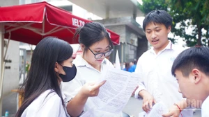 Thí sinh sau buổi thi môn Toán, Kỳ thi tốt nghiệp THPT năm 2025 (Ảnh: THẾ ĐẠI)
