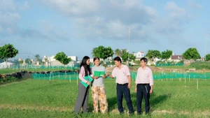 Các cán bộ tín dụng chính sách bám sát cơ sở, hỗ trợ và hướng dẫn bà con tại Lý Sơn sử dụng đồng vốn vay hiệu quả.