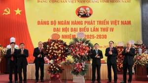 Phó Thủ tướng Chính phủ Hồ Đức Phớc chúc mừng Đại hội Đảng bộ Ngân hàng Phát triển Việt Nam.