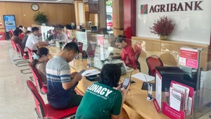 Giao dịch khách hàng tại Agribank chi nhánh Nam Thái Nguyên.