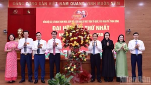 Đồng chí Nguyễn Thái Học, Phó Bí thư Đảng ủy Mặt trận Tổ quốc, các đoàn thể Trung ương (thứ 4 từ phải sang) tặng hoa chúc mừng Ban Chấp hành Đảng bộ các cơ quan tham mưu, giúp việc của Đảng ủy Mặt trận Tổ quốc, các đoàn thể Trung ương nhiệm kỳ 2025-2030.