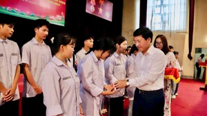 Đại diện Ủy ban Mặt trận Tổ quốc tỉnh Điện Biên trao kinh phí hỗ trợ học sinh có hoàn cảnh khó khăn trước kỳ thi tốt nghiệp trung học phổ thông năm 2025.