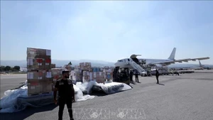 Hàng viện trợ của WHO và UNHCR được chuyển tới sân bay ở Beirut, Liban, ngày 4/10/2024. (Ảnh: THX/TTXVN)