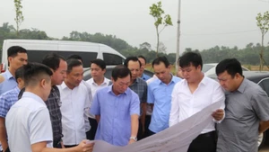 Cán bộ huyện Cẩm Khê, tỉnh Phú Thọ kiểm tra công tác giải phóng mặt bằng Khu công nghiệp Cẩm Khê.