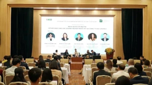 Các chuyên gia trao đổi tại hội thảo "Nghị quyết 68-NQ/TW về phát triển kinh tế tư nhân: Cơ hội nào cho các doanh nghiệp niêm yết và công ty đại chúng?". (Ảnh BTC)
