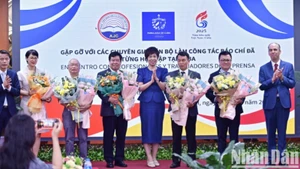 Ban tổ chức trao Huy chương Felix Elmusa, tặng hoa chúc mừng 5 chuyên gia, cán bộ làm công tác báo chí tiêu biểu của Việt Nam.