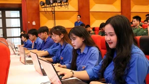 Đoàn viên, thanh niên tranh tài hưởng ứng sau lễ khai mạc cuộc thi.
