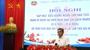 Tháng 1/2021, ông Hồ Văn Niên được bầu làm Ủy viên Trung ương Đảng khóa XIII, nhiệm kỳ 2021–2026.