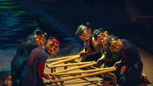 Một phân đoạn trình diễn với đàn klông-pút, nhạc cụ truyền thống của đồng bào dân tộc thiểu số khu vực miền trung-Tây Nguyên, trong vở diễn Rối Mơ. (Ảnh: MỸ HÀ)