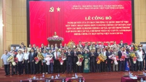 Trao Nghị quyết, và các Quyết định và tặng hoa chúc mừng đại diện các xã, phường tại buổi Lễ.