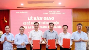 Lễ bàn giao cơ sở nhà đất giữa Báo Nhân Dân và Nhà xuất bản Chính trị quốc gia Sự thật.