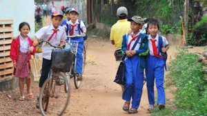 Trẻ em cần có thời gian học tập, rèn luyện, không phải lao động kiếm sống. (Ảnh: HẢI NAM)
