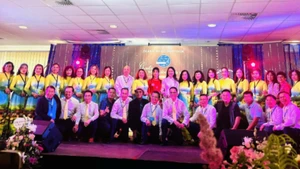 Các học viên tham dự cuộc thi tại Gala chụp ảnh cùng Nghệ sĩ nhân dân Đức Long và Ban tổ chức.