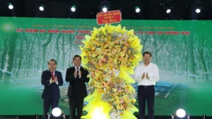 Đồng chí Vũ Hồng Văn, Bí thư Tỉnh ủy Đồng Nai tặng lẵng hoa chúc mừng Tổng Công ty Cao-su Đồng Nai nhân kỷ niệm 50 năm Ngày thành lập.