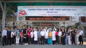 Các bác sĩ và thành viên của đoàn thiện nguyện chụp ảnh lưu niệm tại Bệnh viện đa khoa tỉnh Yên Bái.