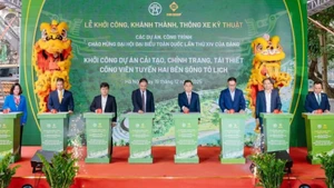 Các đại biểu thực hiện nghi Lễ khởi công dự án.