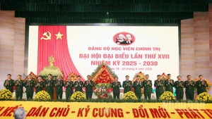 Đại tướng Trịnh Văn Quyết tặng hoa chúc mừng Ban Chấp hành Đảng bộ Học viện Chính trị nhiệm kỳ 2025-2030.