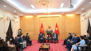 Quang cảnh buổi làm việc giữa Học viện Chính trị quốc gia Hồ Chí Minh với Tổng Giám đốc Tổ hợp Samsung tại Việt Nam. (Ảnh: THẾ ĐẠI)