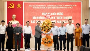 Chủ tịch thành phố Hà Nội chúc mừng Báo Nhân Dân. 
