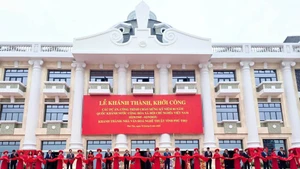 Các đại biểu cắt băng khánh thành Nhà văn hóa nghệ thuật tỉnh Phú Thọ.