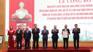 Đại tướng Lương Tam Quang trao Quyết định công bố thành lập Đảng bộ tỉnh Phú Thọ.