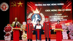Ban Giám hiệu Trường đại học Hùng Vương trao bằng tốt nghiệp cho các sinh viên.