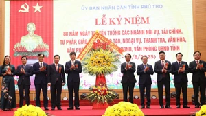 Bí thư Tỉnh ủy Phú Thọ Đặng Xuân Phong tặng hoa chúc mừng ngày truyền thống các ngành khối cơ quan Nhà nước tỉnh Phú Thọ.