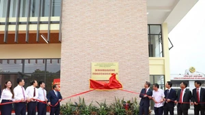 Các đại biểu kéo biển khánh thành công trình chào mừng Đại hội Đảng bộ Tập đoàn Hóa chất Việt Nam.