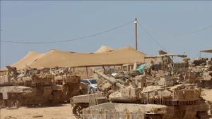 Xe quân sự Israel được triển khai gần biên giới với Dải Gaza. Ảnh: THX/TTXVN