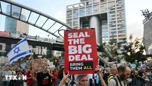 Người dân tham gia biểu tình ở Tel Aviv, Israel, ngày 28/5/2025, yêu cầu giải pháp toàn diện cho vấn đề con tin và ngừng bắn tại Gaza. (Ảnh: THX/TTXVN)