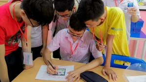 Đề thi không chỉ kiểm tra kiến thức mà còn yêu cầu học sinh vận dụng tư duy logic, khả năng phản biện.