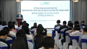 Quang cảnh Lễ trao Bản ghi nhớ hợp tác giữa Đại học Quốc gia Hà Nội và các đối tác Trung Quốc.