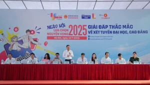 Các chuyên gia trong Ban tư vấn giải đáp trực tiếp tại Ngày hội lựa chọn nguyện vọng xét tuyển 2025 (Ảnh: NAM TRẦN)