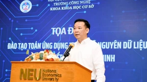 PGS, TS Bùi Huy Nhượng, Giám đốc Đại học Kinh tế Quốc dân phát biểu tại tọa đàm “Đào tạo Toán ứng dụng trong kỷ nguyên dữ liệu và ra quyết định thông minh”. 