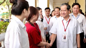Bộ trưởng Giáo dục và Đào tạo Nguyễn Kim Sơn động viên thí sinh tại điểm thi Trường THPT Hai Bà Trưng (Vĩnh Phúc).