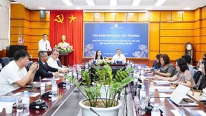 Tọa đàm thu hút sự tham gia của đông đảo chuyên gia, nhà khoa học, đại diện các cơ quan thực hành nghề luật. 