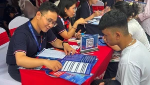 Học sinh tìm hiểu thông tin tuyển sinh tại Ngày hội lựa chọn nguyện vọng năm 2025. (Ảnh: THUÝ QUỲNH).
