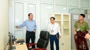 Thứ trưởng Giáo dục và Đào tạo Phạm Ngọc Thưởng kiểm tra cơ sở vật chất tại điểm thi Trường THPT chuyên Lương Văn Tụy (Ninh Bình).