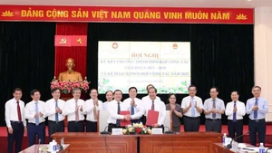 Lãnh đạo Ban Tuyên giáo và Dân vận Trung ương cùng lãnh đạo Đảng ủy Bộ Giáo dục và Đào tạo ký kết Chương trình phối hợp công tác giai đoạn 2025-2030. (Ảnh: Trần Hiệp)