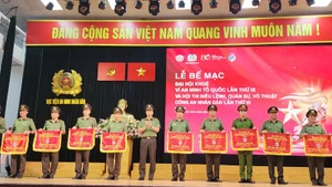 Thiếu tướng Phạm Kim Đĩnh - Cục trưởng Cục Công tác Chính trị (Bộ Công an) tặng cờ lưu niệm cho đại diện các đoàn đạt thành tích cao tại Hội thi.