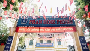 Trường trung học phổ thông Phan Đình Phùng được Ủy ban nhân dân thành phố Hà Nội đã quyết định thành lập ngày 10/3/1973. 